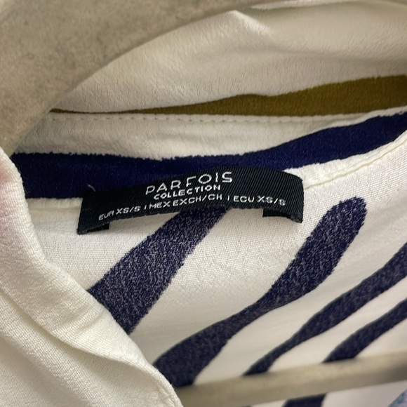 Abstract button down blouse - Picture 3 of 3